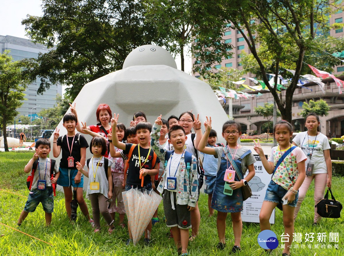 2017新北市兒童藝術節開園!小朋友開心跟原創怪獸-水泥怪合影_新北市文化局