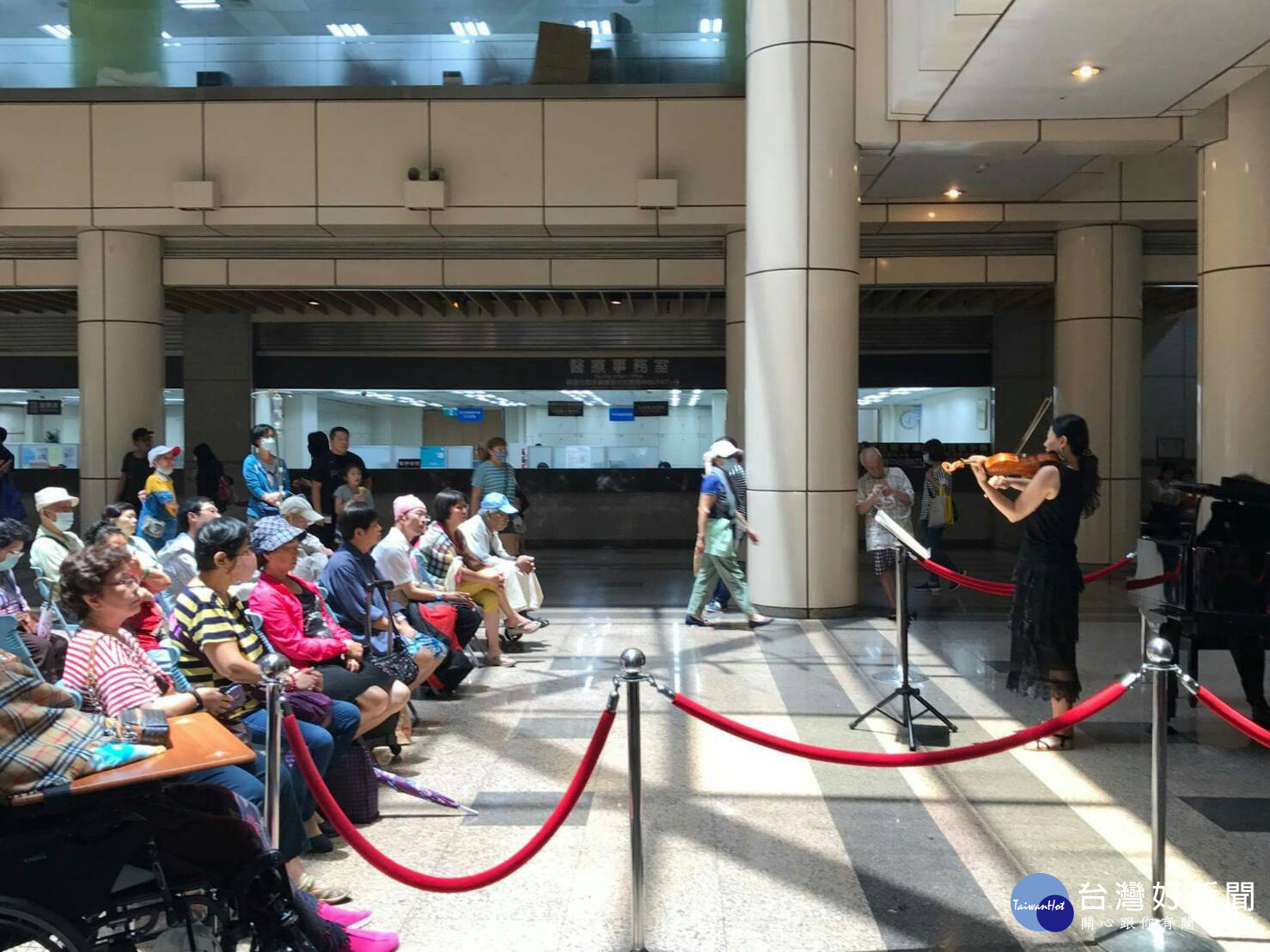 ▲陳怡慎前往醫院演奏,希望藉由琴聲撫慰病患心靈。(圖/陳怡慎提供)