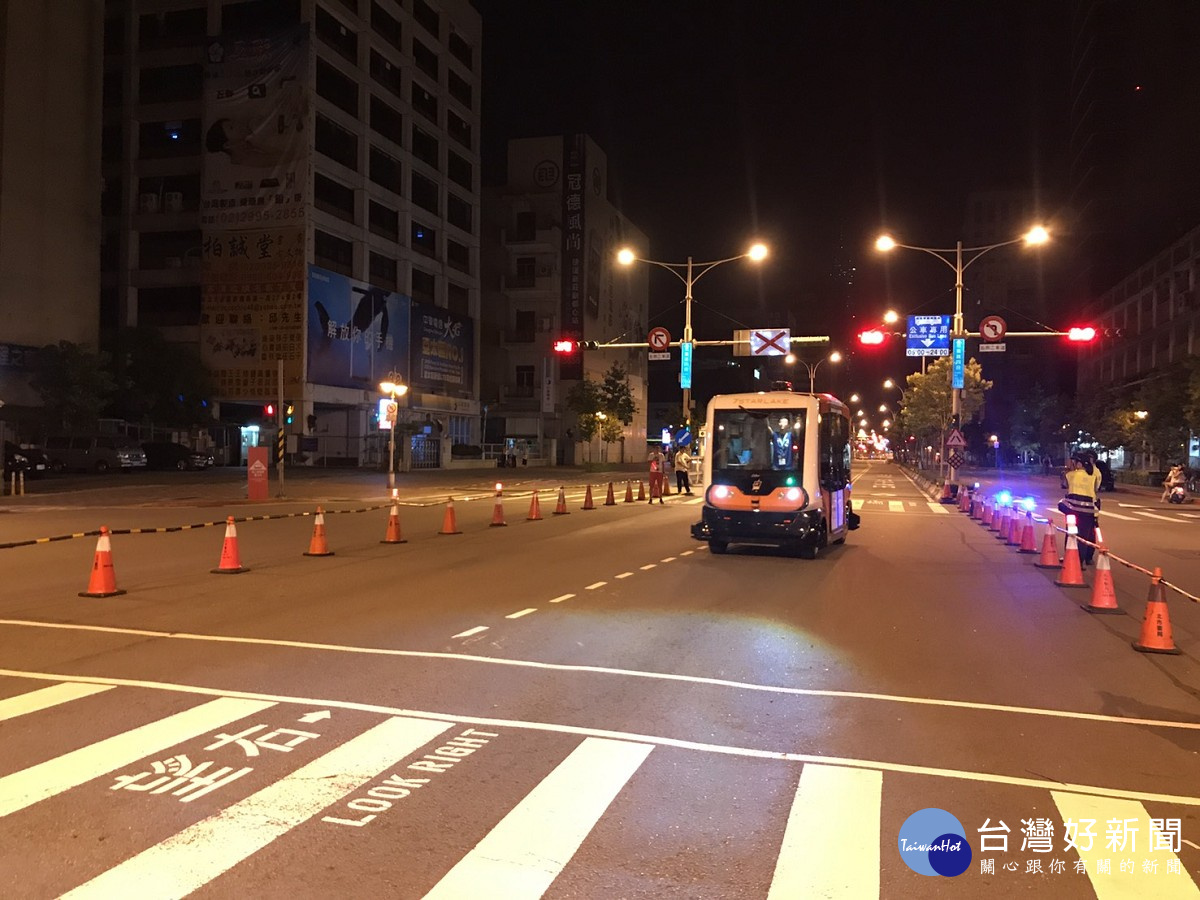無人巴士EZ10在信義路公車專用道進行一連五天的測試,今(5)日清晨結束實驗。(圖/台北市政府提供)