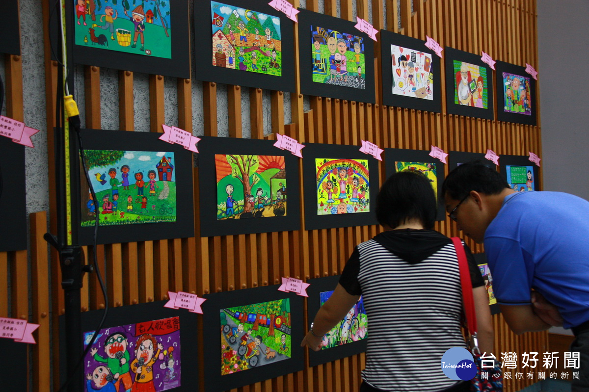 友善城市繪畫比賽獲獎作品展示。（記者扶小萍攝）