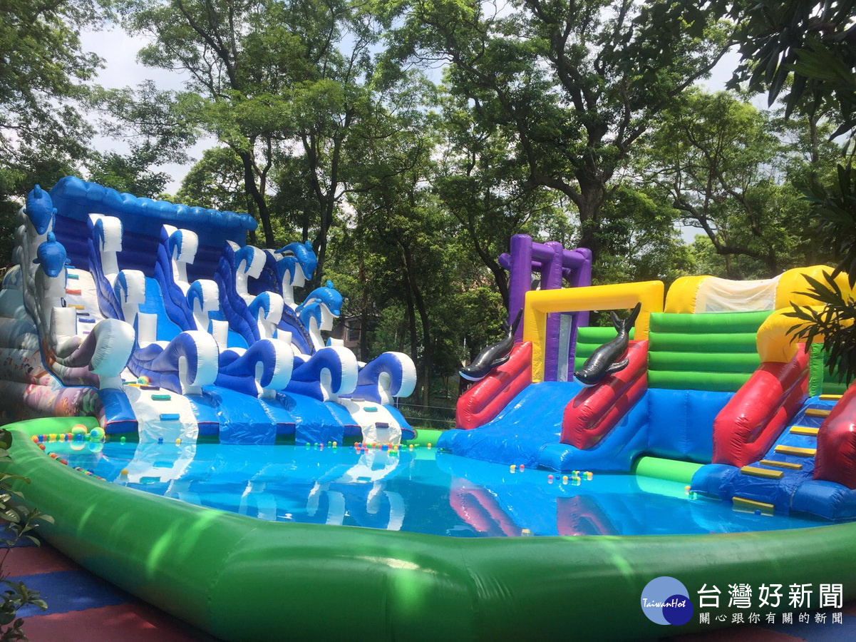 「歡樂夢想國」推出大溪第一座水上樂園～超大型氣墊玩水遊樂園。 