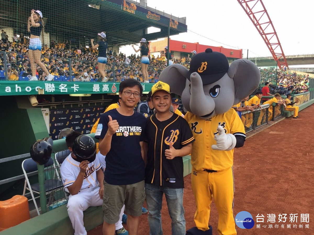 集集鎮長陳紀衡在台中洲際棒球場。