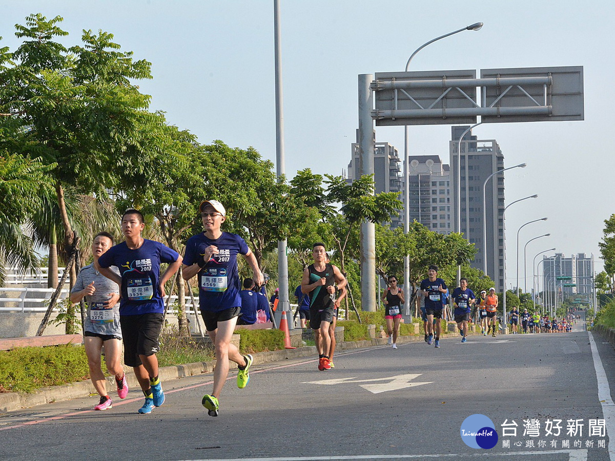 參加路跑的跑者大步向前爭取自己最好的成績。