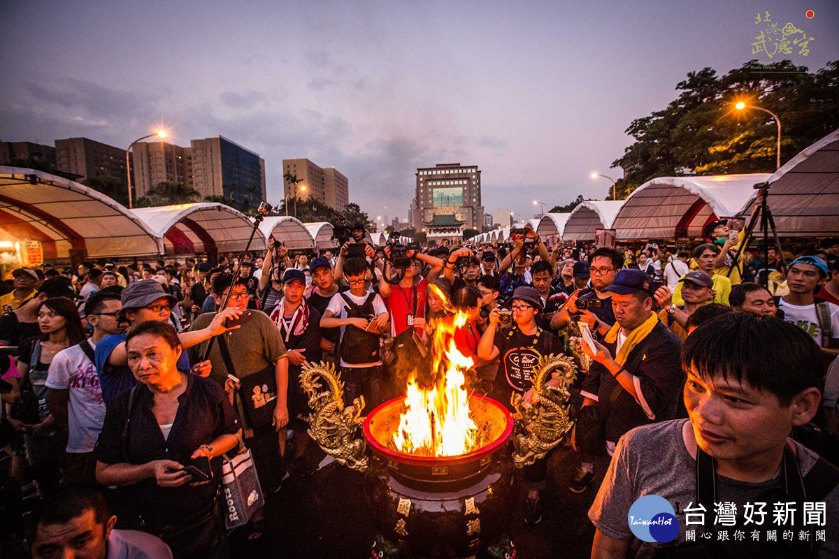 香火是人的心意上達神靈，人神之間藉由香火緊密聯繫。（圖／翻攝北港武德宮-財神開基祖廟臉書）