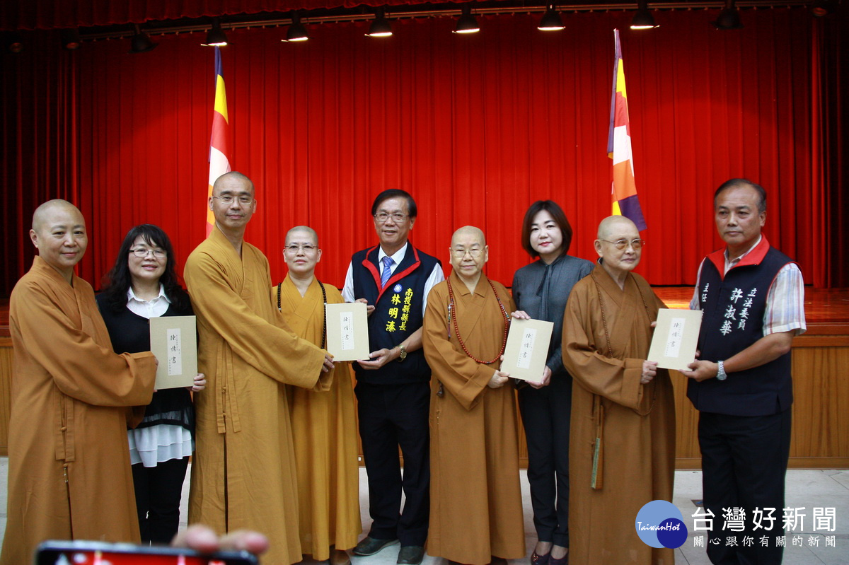 宗教團體向立委縣長遞陳情書。（記者扶小萍攝）