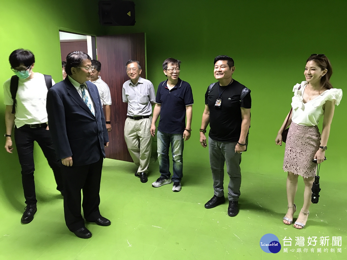 許效順投入開南大學資傳系,並妻子陳愉一同拜訪開南大學梁榮輝校長與教學團隊