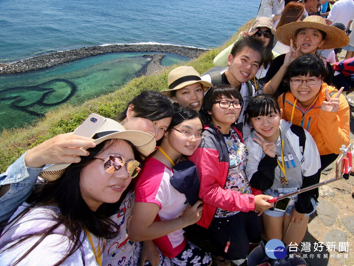 澎湖離島體驗學習營的桃園青年親自探訪七美雙心石滬。