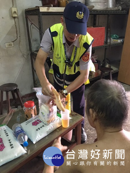 蔡瑞彬見老翁癱坐路旁,立即下車關心,並協助購餐及平安送返家中,社區居民深表肯定與讚許。(記者陳昭宗拍攝)