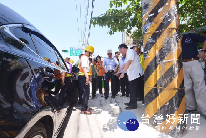 桃園市長鄭文燦視察蘆竹區大竹路兩側人行道鋪面改善工程。