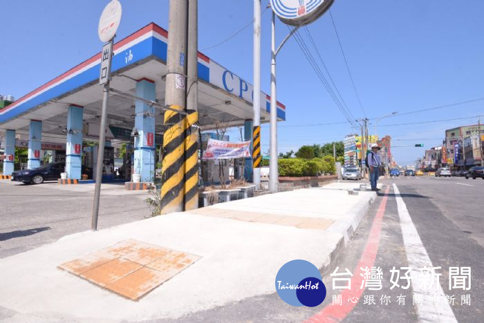 桃園市長鄭文燦視察蘆竹區大竹路兩側人行道鋪面改善工程。