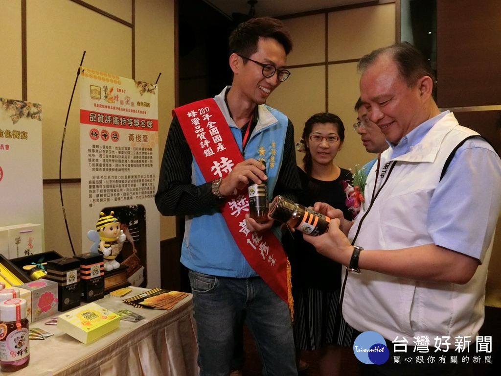 圖說: 農委會主委林聰賢逐一參觀今年獲得特等獎的年輕蜂農的產品。(記者賴淑禎攝)