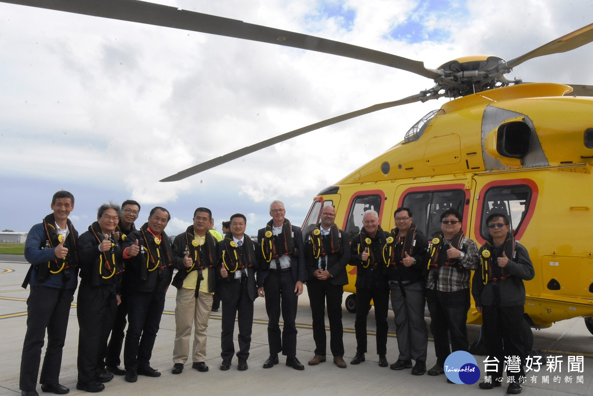 訪英國的魏明谷團隊，搭直升機實地觀察風場。圖／彰化縣政府提供