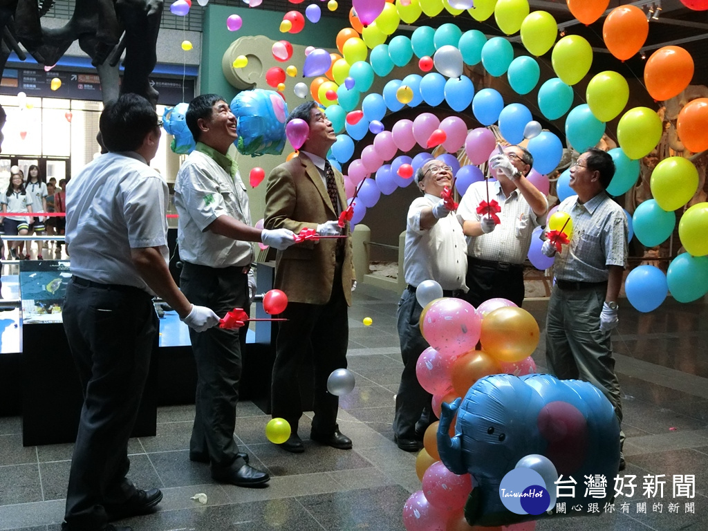 林旺與馬蘭站起來展區由科博館館長雖維新跟被式動物園長金仕謙等多人共同主持開展儀式。（記者賴淑禎攝）