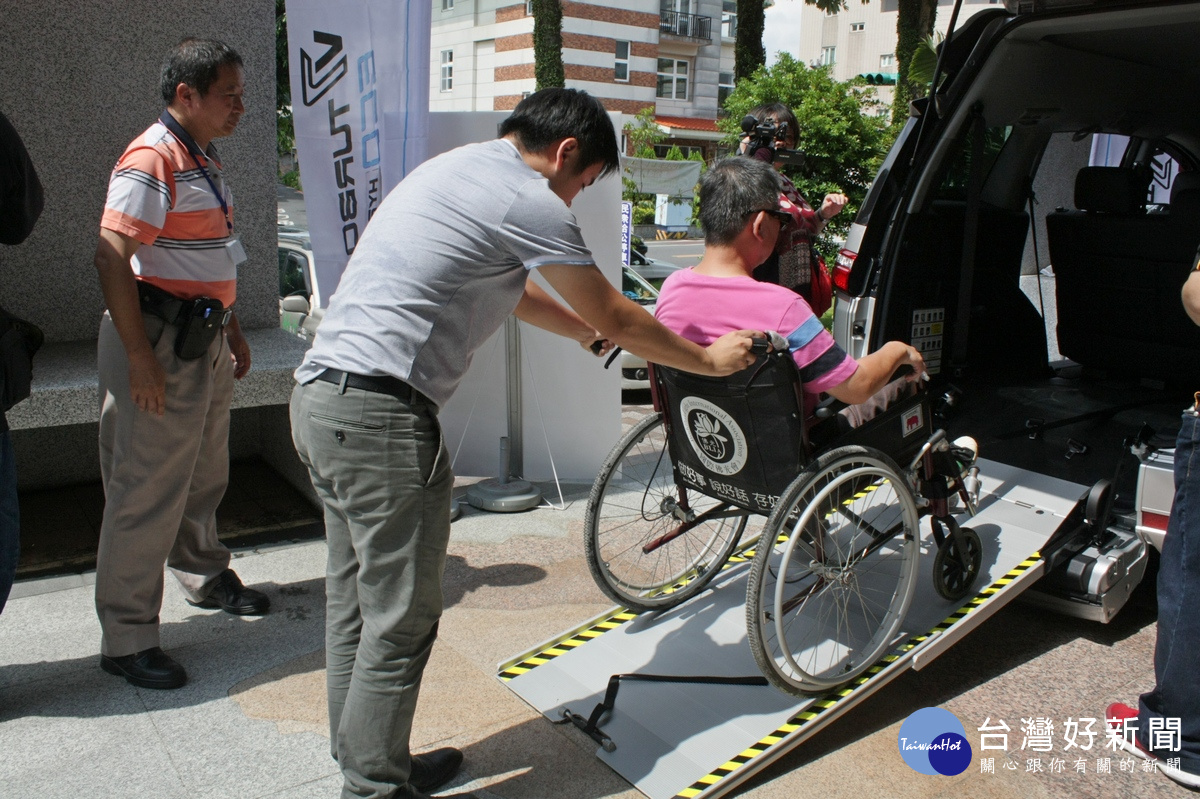 現場示範該款車對輪椅族的服務功能。〈記者吳素珍攝〉