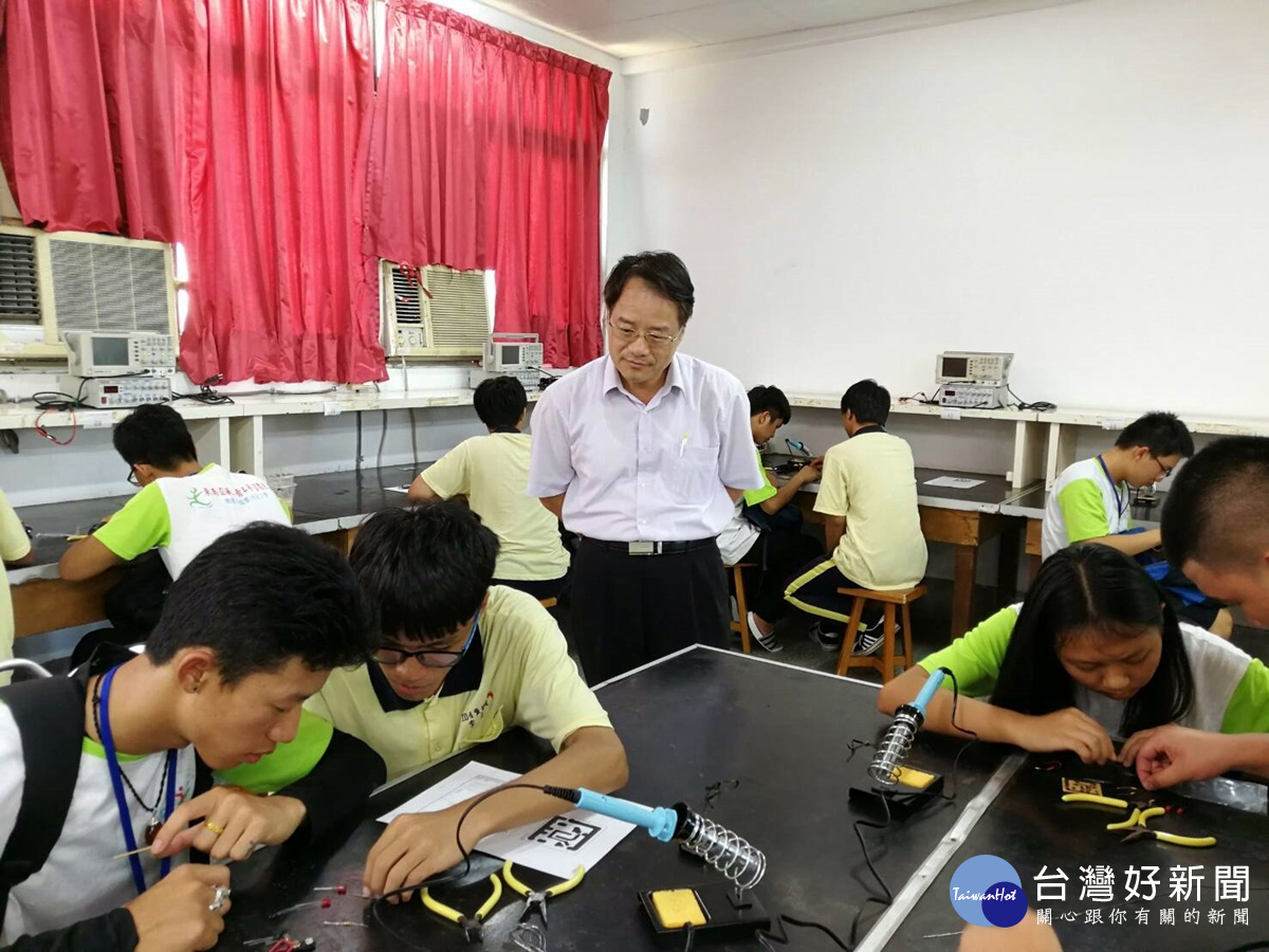 華裔緬甸師生訪成功工商 體驗實作互動課程