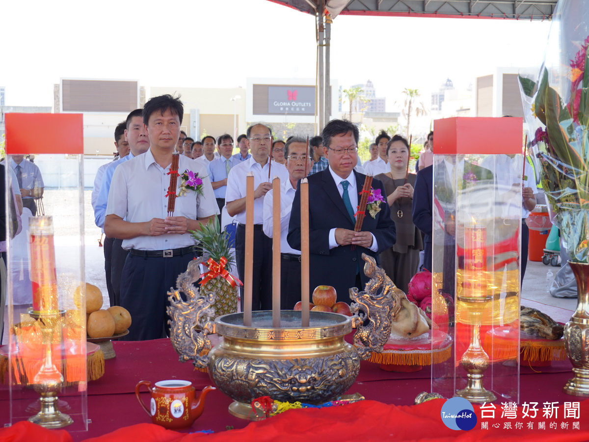 桃園市長鄭文燦參加國泰人壽桃園產專區「國際商務城-複合商業大樓」開工動土典禮。
