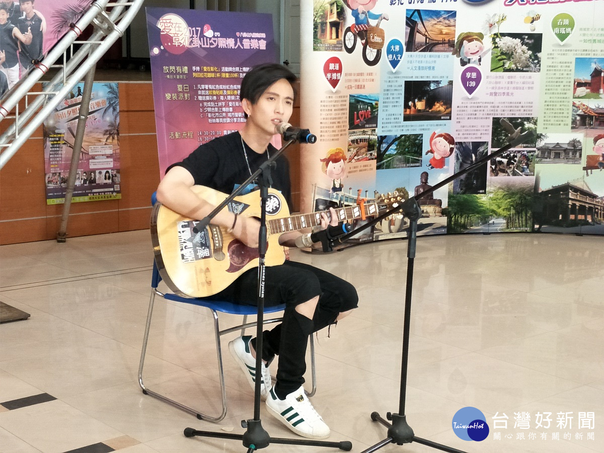 偶像歌手邱峰澤現場演唱「月亮代表我的新」。