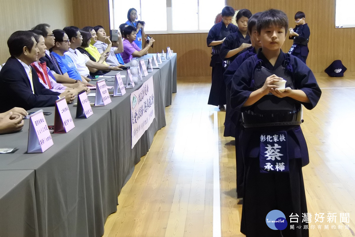 孩子準備為貴賓奉上感恩茶