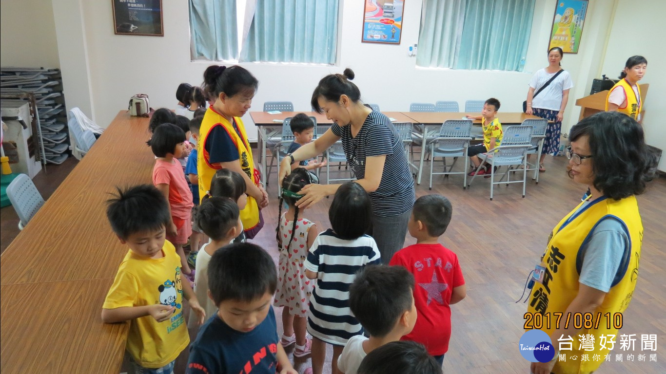 幼兒園戶外教學上警察局求教  戴特製眼鏡體驗酒駕危險