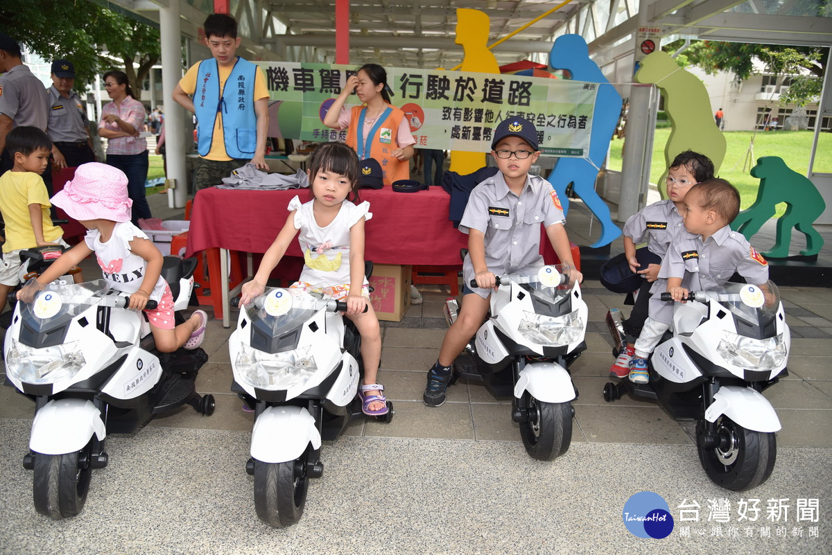 學童從遊戲體驗中學習交通安全的重要。