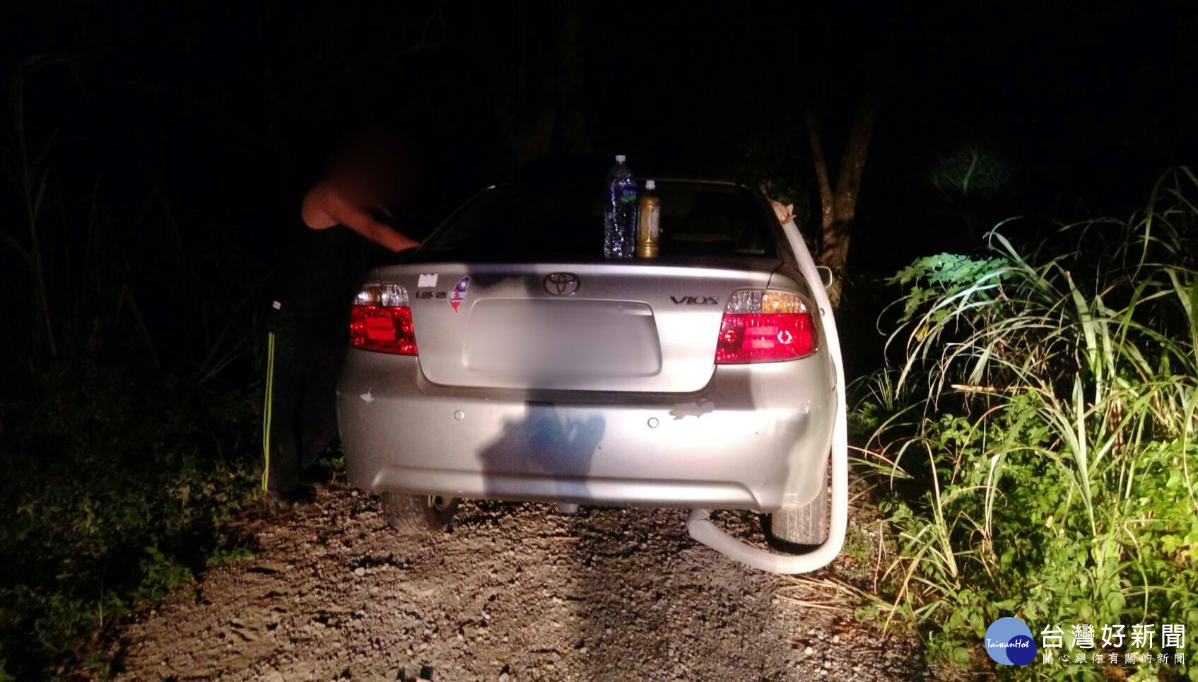 大溪警分局執行封城勤務,意外救起自殺的李姓男子,將他送醫救治。(圖/記者陳寶印攝)