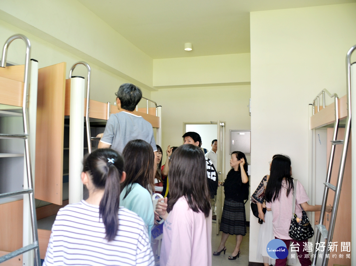 學長姊們還引領新生參觀校舍、電腦資源、服務行政單位與設備。尤其在兩棟學生宿舍中,擠滿參觀家長提問,勝於學生