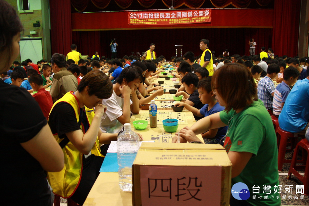 圍棋培養思考力定力有益身心。(記者扶小萍攝)
