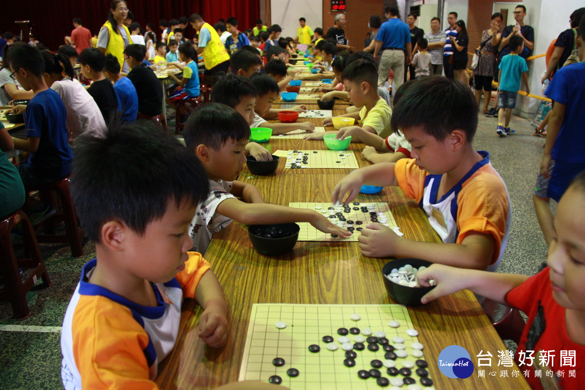 幼童常不加思索落子飛快。(記者扶小萍攝)