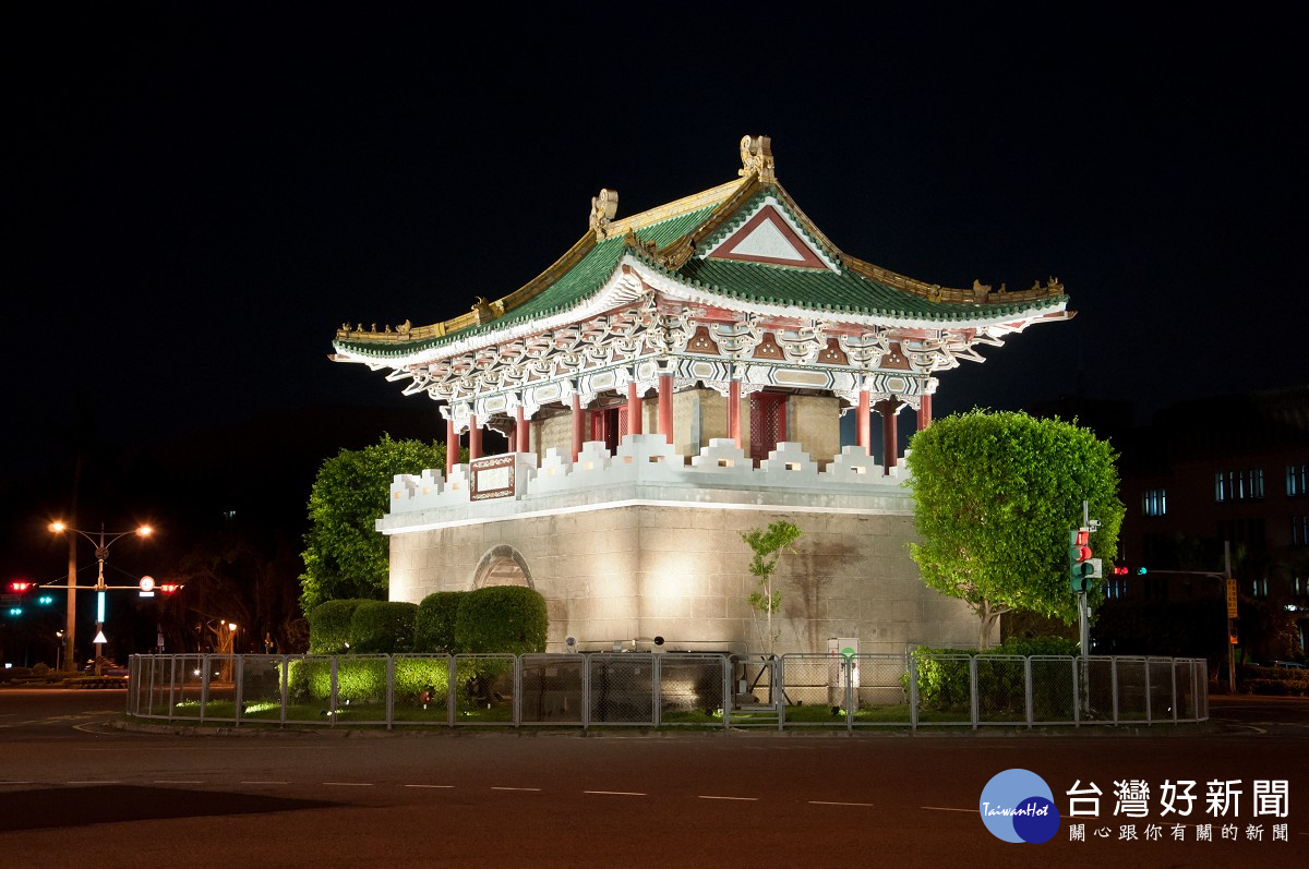 東門(景福門)夜景