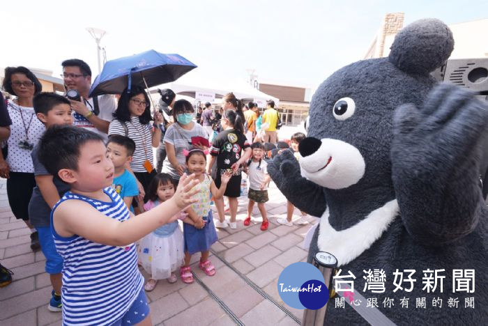 桃園市副市長游建華前往華泰名品城,出席「熊讚出任務—機捷快閃運動操」。