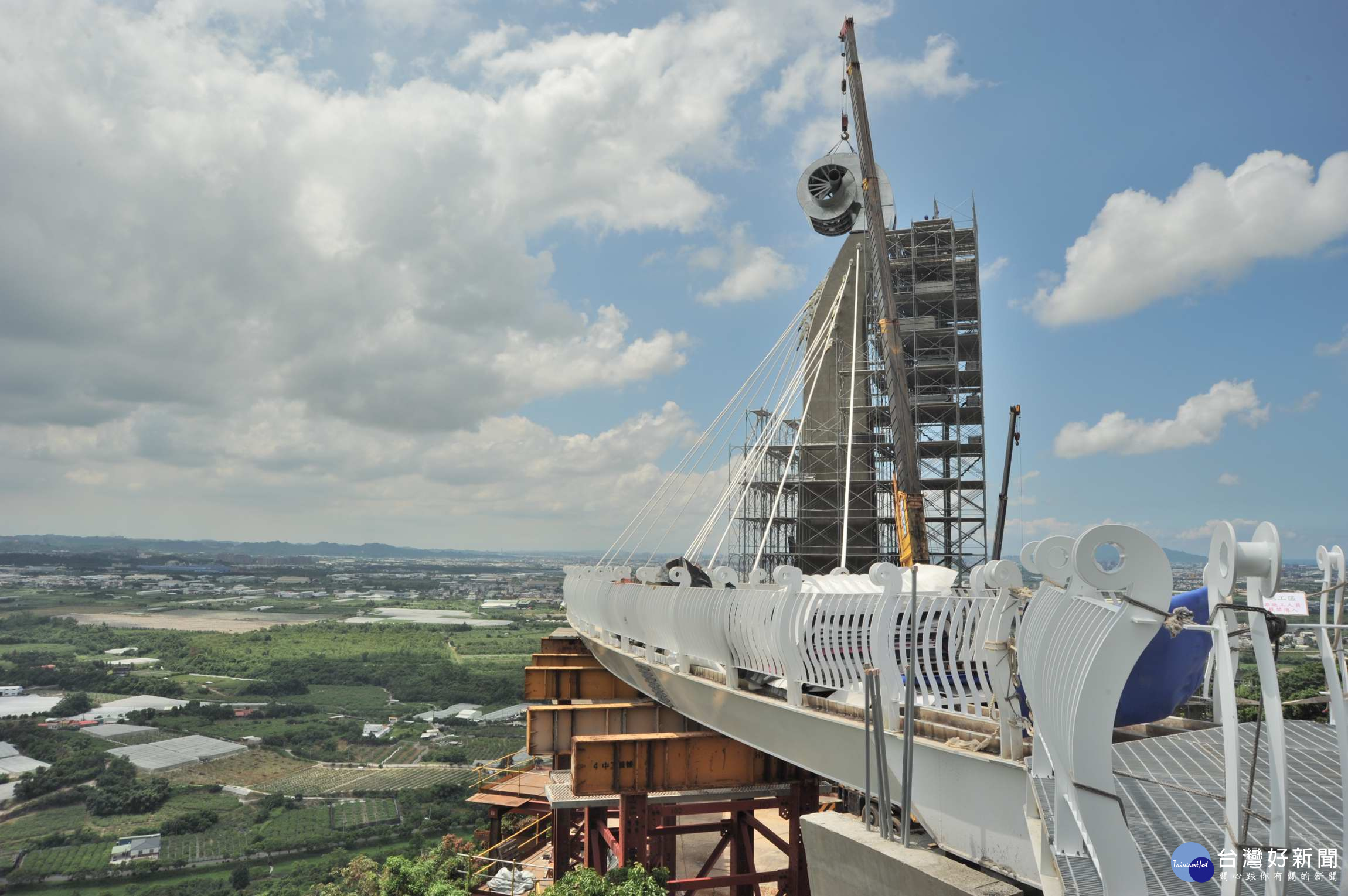 崗山之眼主塔柱頭安座　高雄首座天空廊道過年前開放