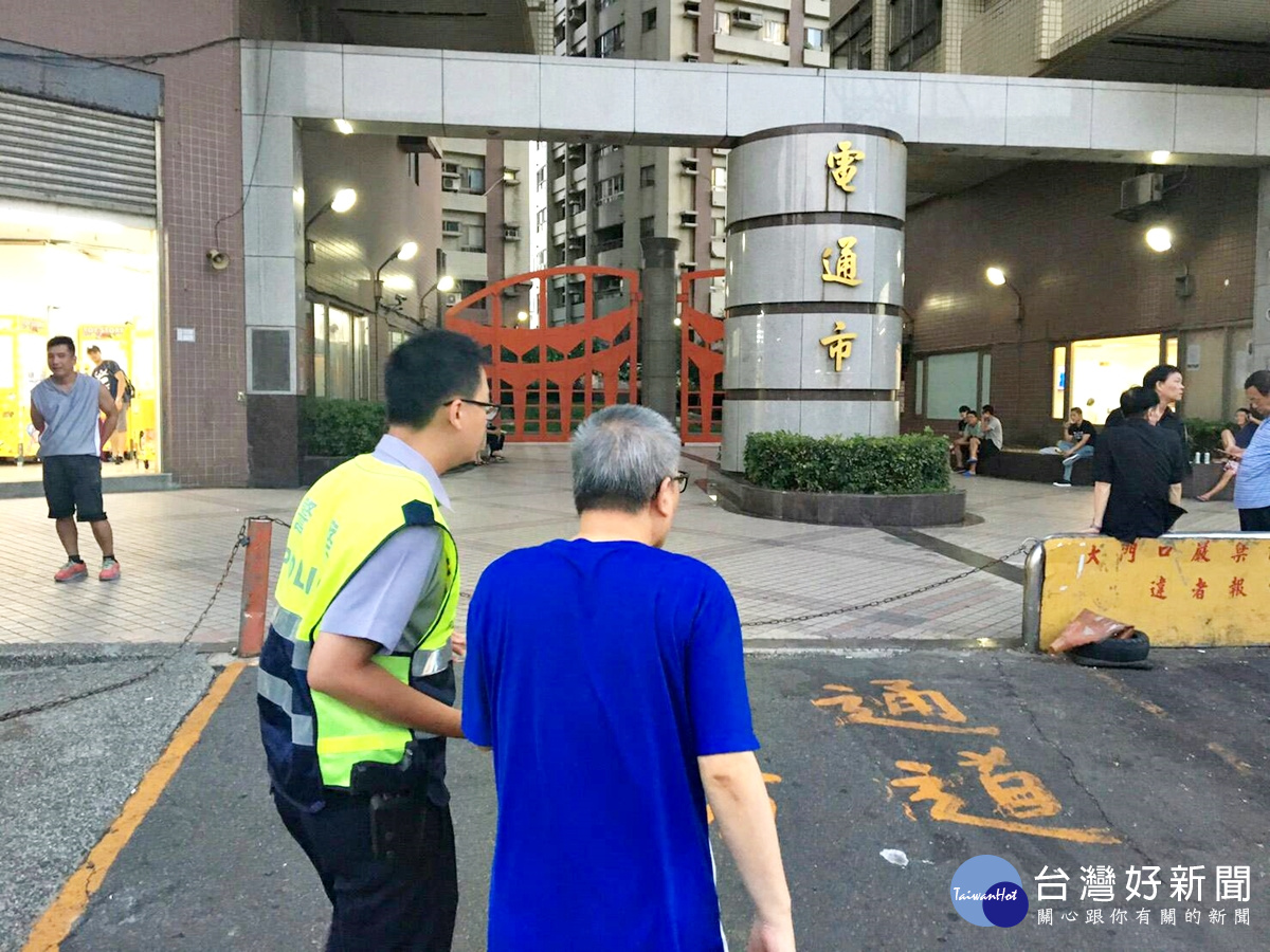 我想回家!近在咫尺 失智男子哭泣暖警助返家