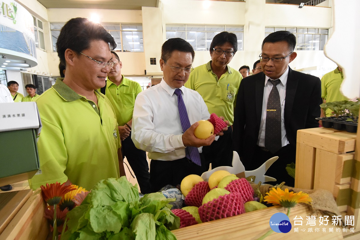 南高科技農業產業園區縣長魏明谷現場攤位巡禮