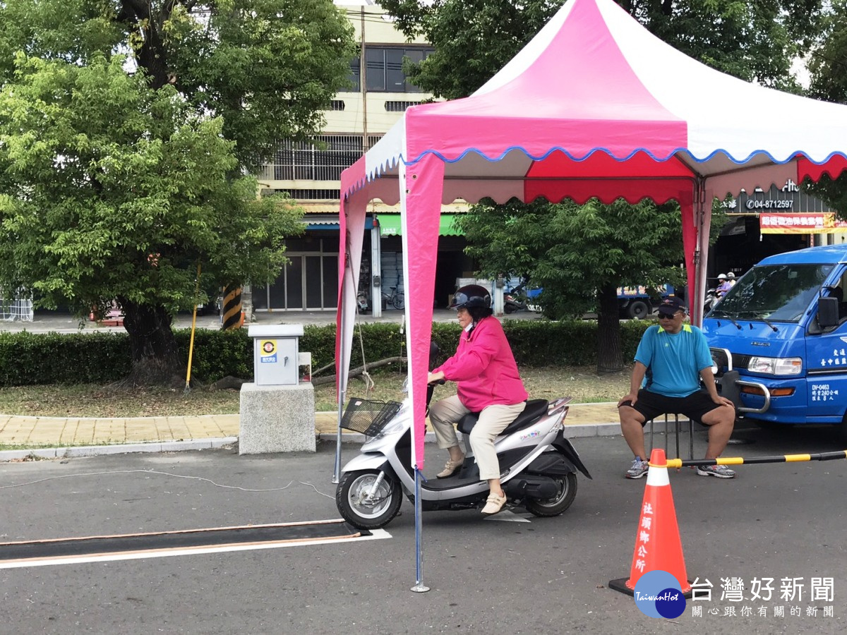 社頭鄉恢復機車下鄉考照　71歲阿嬤不遑多讓試身手