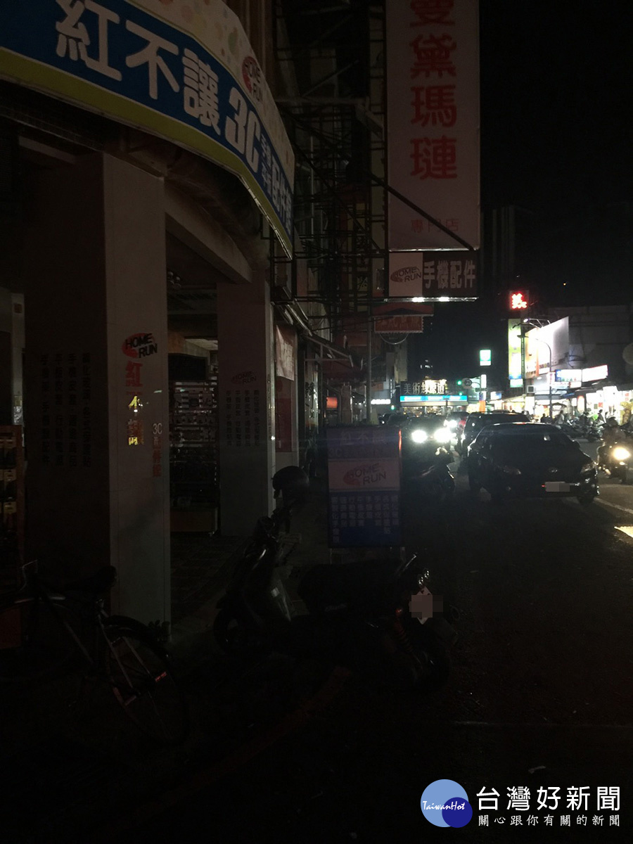 慶豐街有一段路段則半明半暗，被停電的商家都很怒。（圖／記者何沛霖攝）