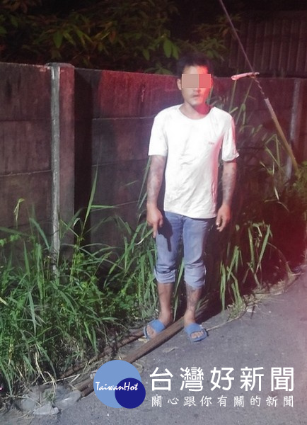 竊嫌帶同警方至藏贓處取出所竊之鋼筋,警方通知被害人領回,避免多重損失。(記者陳昭宗拍攝)