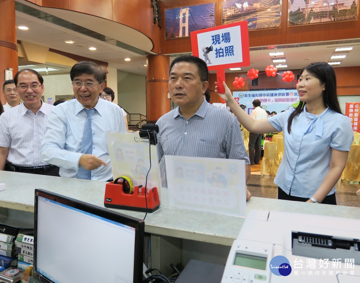 健保署李伯璋署長(左2)邀請民眾(右2)現場體驗健保卡製卡,民眾表示非常便民超滿意。〈記者吳素珍攝〉