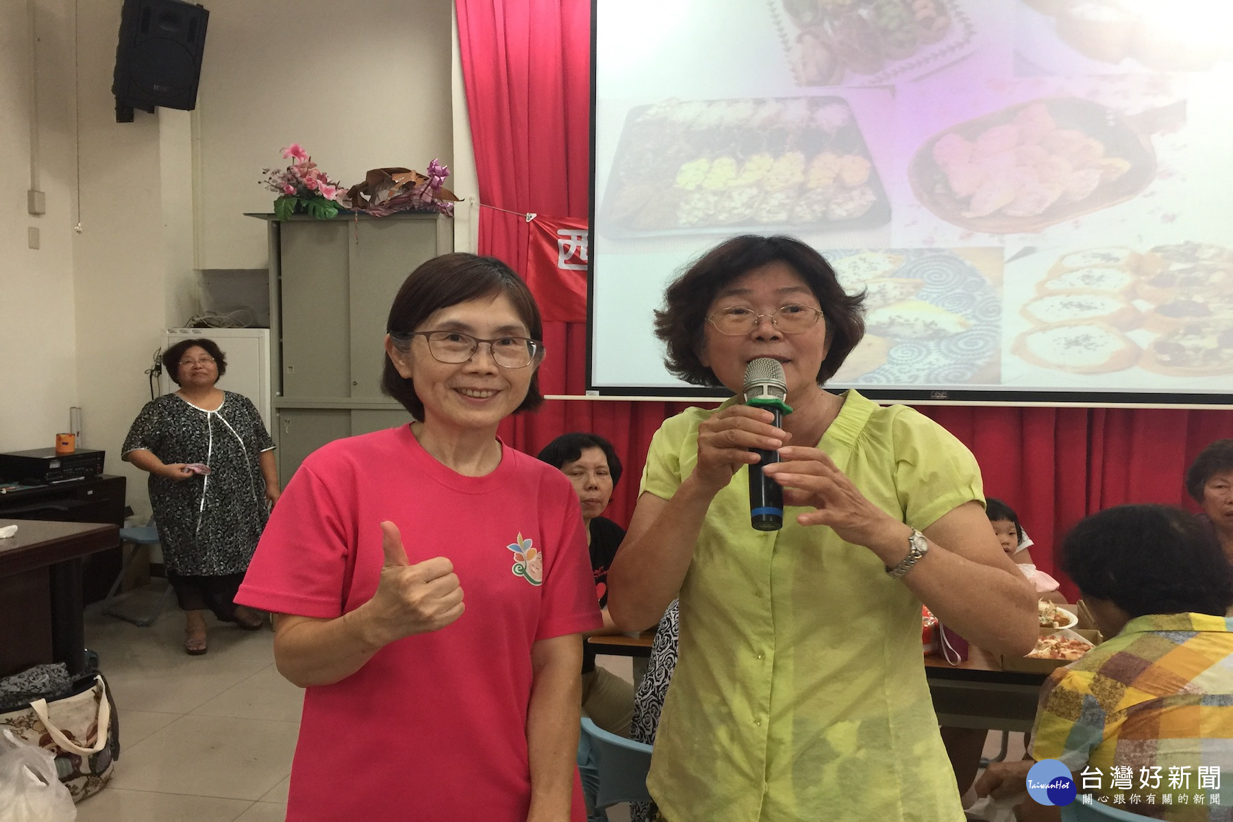 促成祖孫學習共餐和溫馨互動的樂齡台南主任鍾秀琴(左)和里長方郭秀雲。(圖/記者黃芳祿攝) 