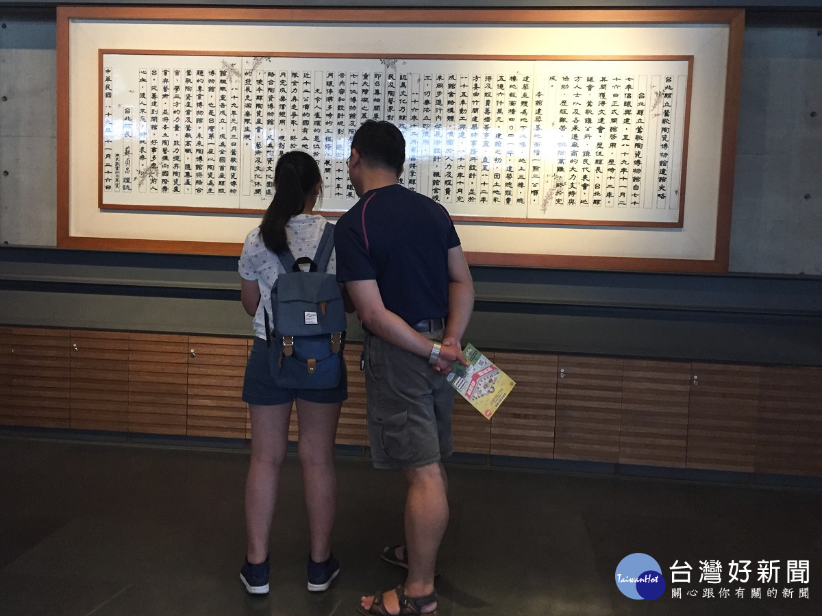 一對父女正在體驗「實境解謎遊戲」,認真地找尋破關答案