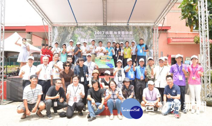 桃園市長鄭文燦前往觀音區廣福活動中心,出席「2017桃園地景藝術節宣告記者會」。