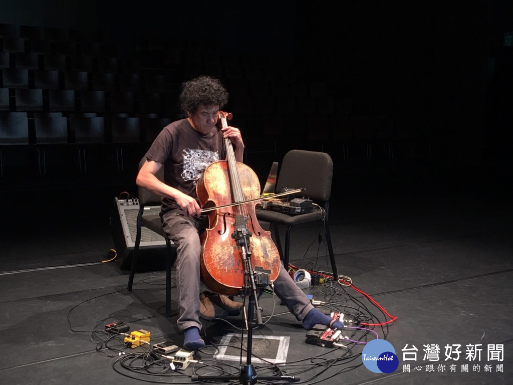 日本前衛大提琴家坂本弘道現場演出，時而激動而而焦慮的琴聲引領聽者走進魔幻場域，初體驗《解密。潘朵拉》呈現的劇場情緒。（記者賴淑禎攝）