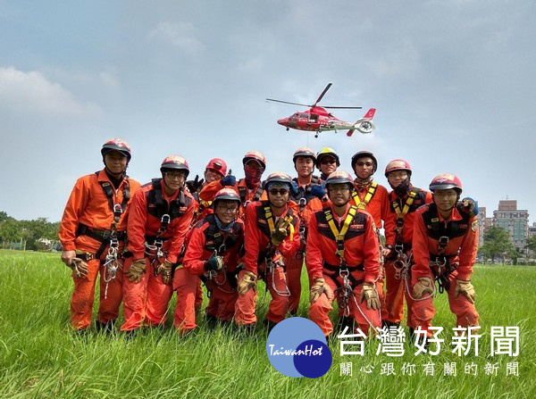 透過訓練課程,提升救災人員立體救災特性、限制及安全事項,培養聯合救災默契與技術,確保順利達成任務。(記者陳昭宗拍攝)
