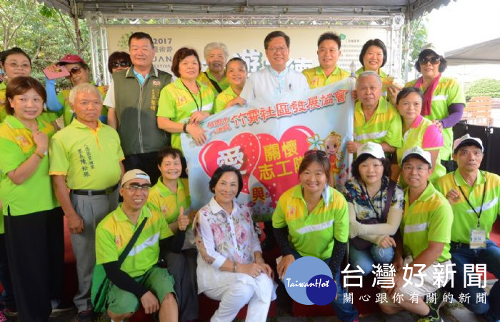 桃園市長鄭文燦前往八德區霄裡國小,出席「2017桃園地景藝術節」藝遊八德記者會。