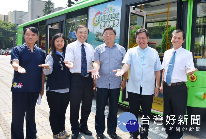 桃園市長鄭文燦出席「桃園市區公車208路（捷運高鐵桃園站─內壢─八德）通車典禮」。