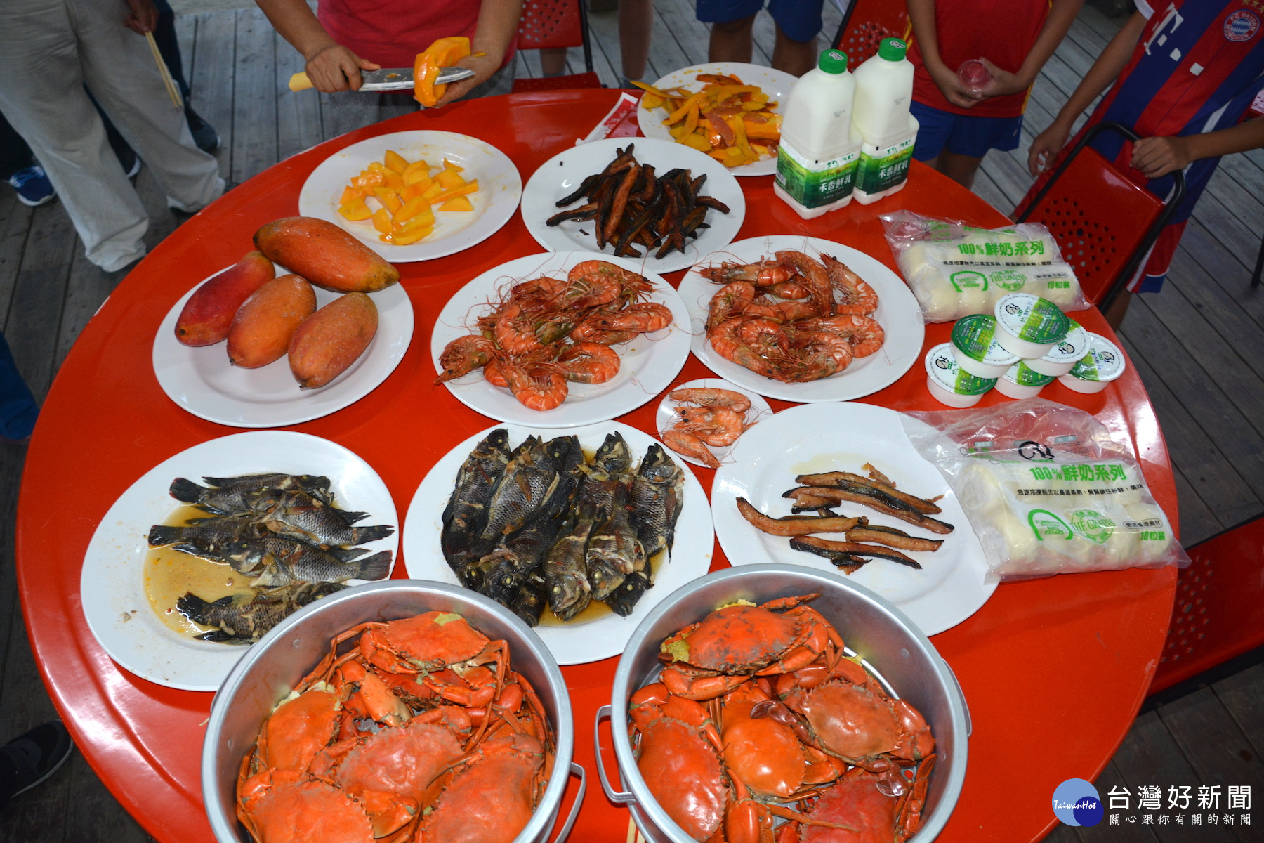 溪南休閒農業區十年有成，蟳蝦魚和芒果及鮮奶、乳酪等都是友善有機成果。(圖/記者黃芳祿攝)