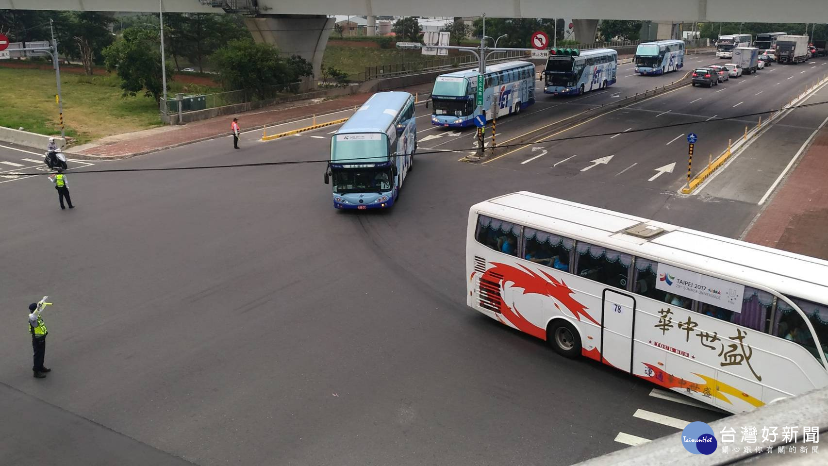世大運開幕日選手車隊浩蕩順暢通過林口二交流道,選手都稱讚。