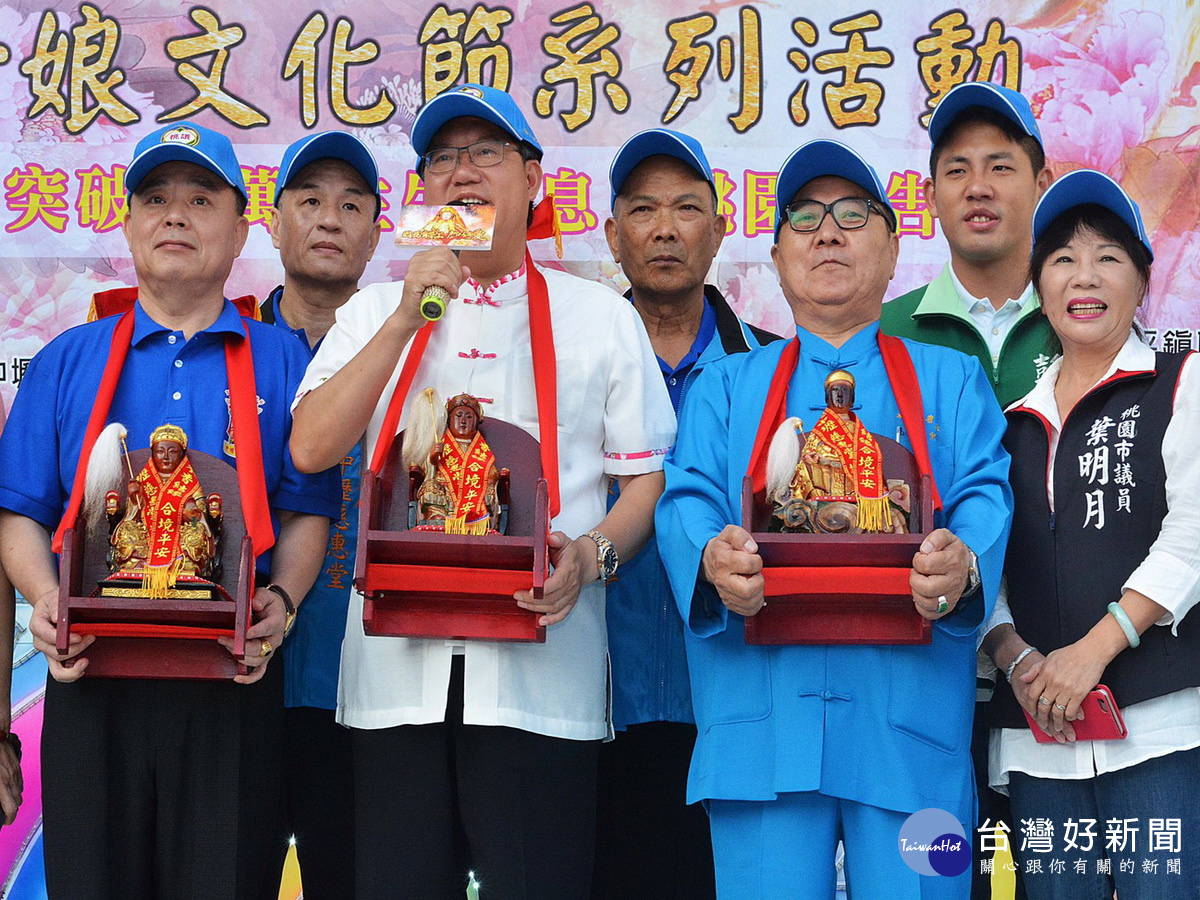 桃園市長鄭文燦、桃園市議長邱奕勝等人參加「千人環保祈福嘉年華」健走活動。