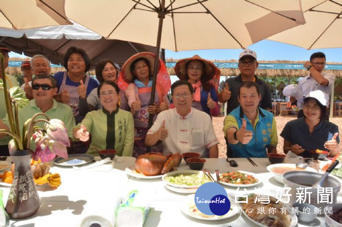 鄭市長品嚐社區媽媽們親手做的「割稻飯」，有「南瓜包」、「南瓜炒米粉」等特色菜色。 