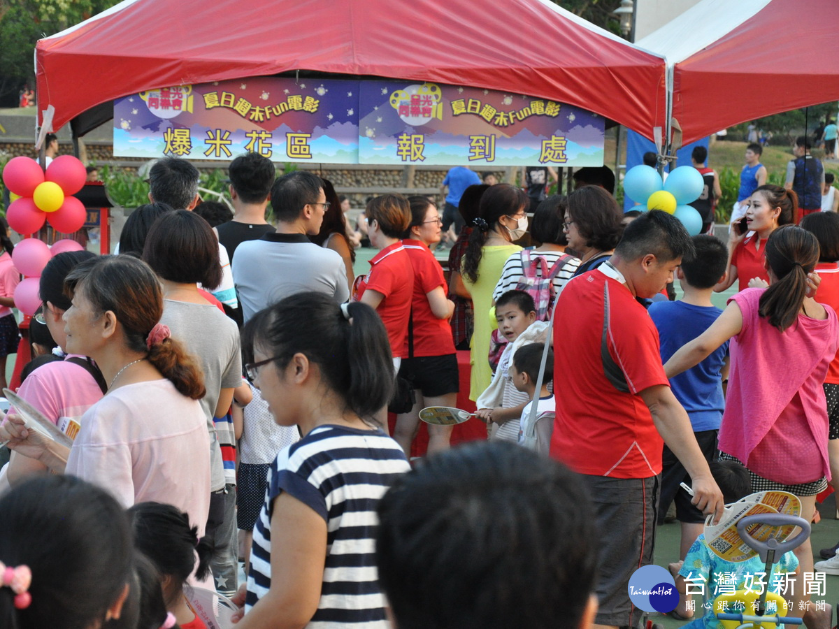 蘆竹區公所舉辦「蘆竹星光同樂會～夏日周末FUN電影」戶外活動，民眾熱情響應。