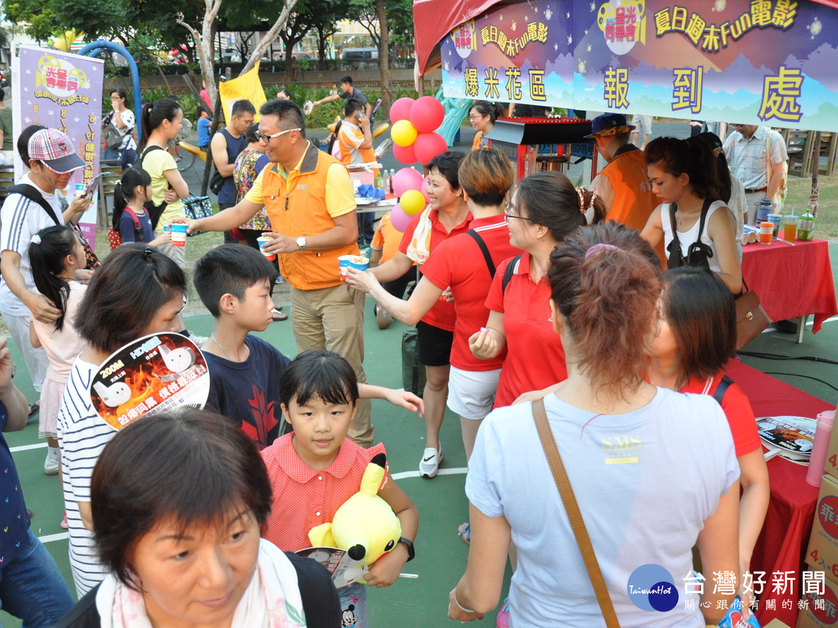 蘆竹區公所舉辦「蘆竹星光同樂會～夏日周末FUN電影」戶外活動，民眾熱情響應。